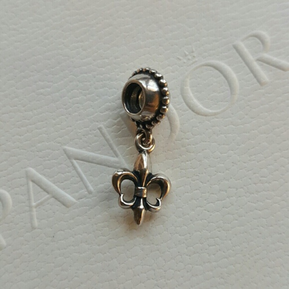 Pandora Fleur-de-Lis dangle charm